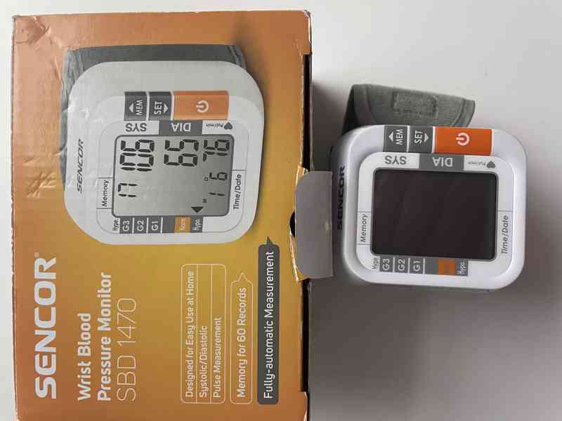 Měřič krevního tlaku, tonometr.
