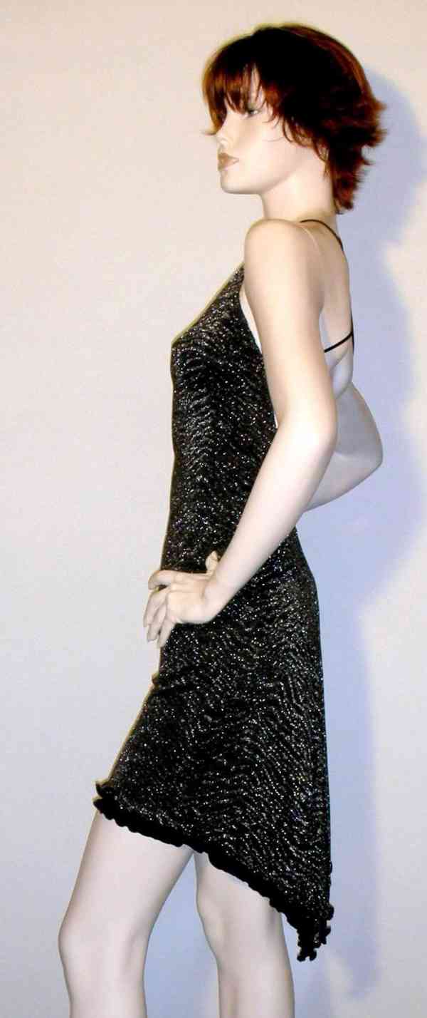 Výprodej veškerých šatů, látek, nití  i vybavení prodejny - foto 76