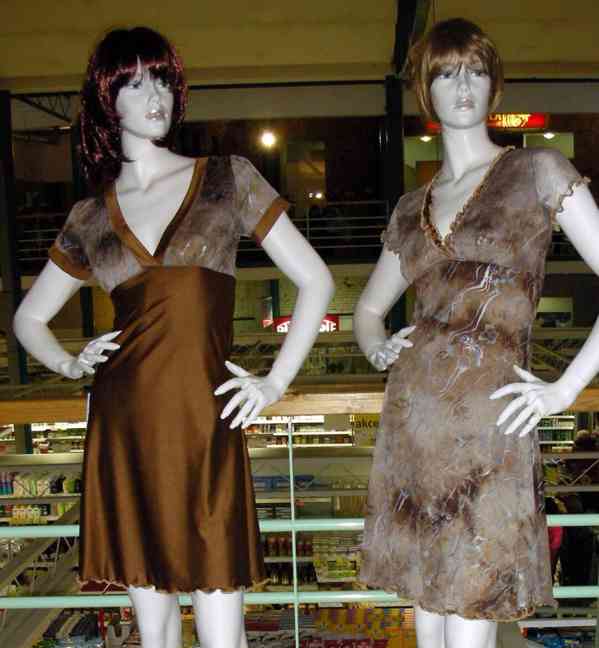 Výprodej veškerých šatů, látek, nití  i vybavení prodejny - foto 140