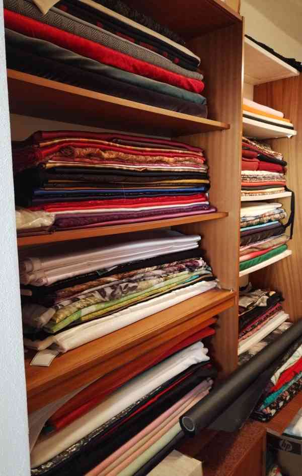 Výprodej veškerých šatů, látek, nití  i vybavení prodejny - foto 15