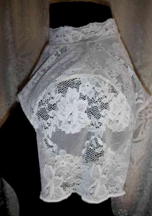 Výprodej veškerých šatů, látek, nití  i vybavení prodejny - foto 22