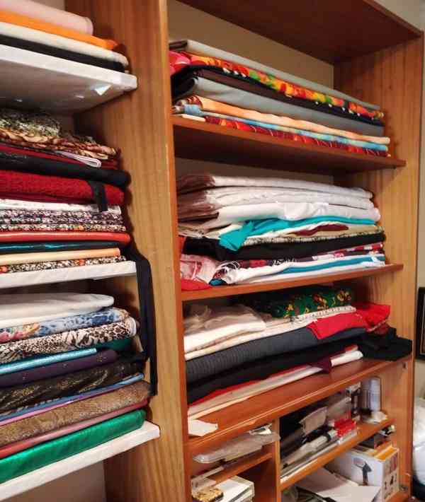 Výprodej veškerých šatů, látek, nití  i vybavení prodejny - foto 16