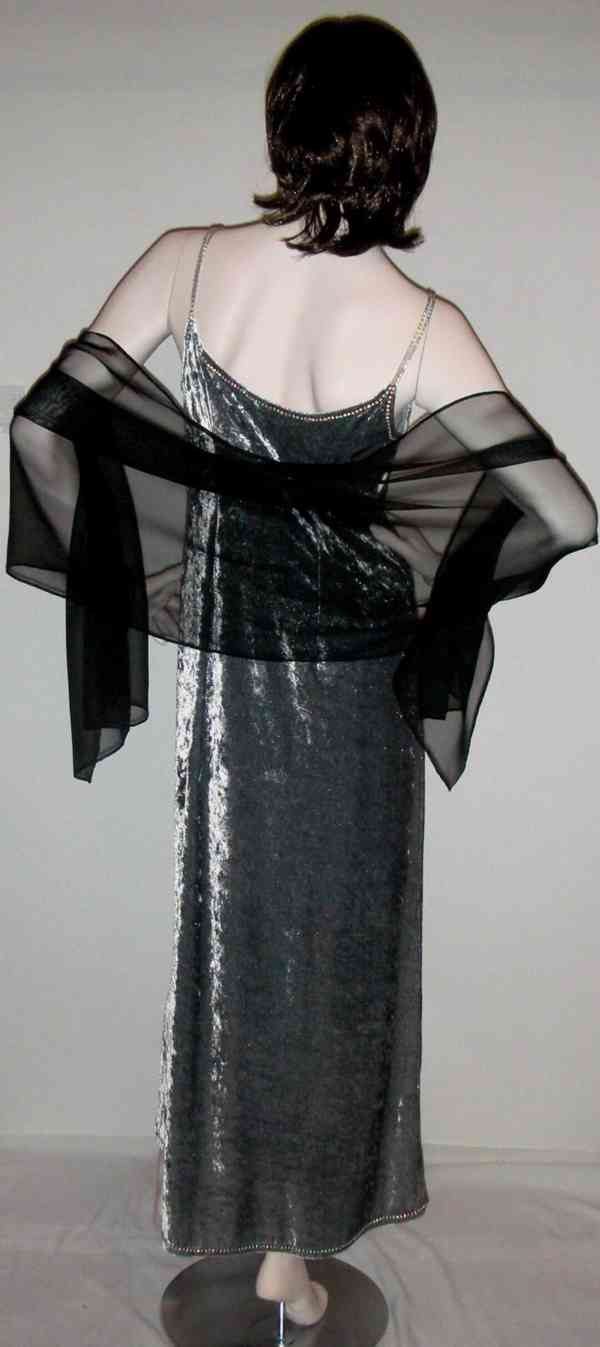 Výprodej veškerých šatů, látek, nití  i vybavení prodejny - foto 97