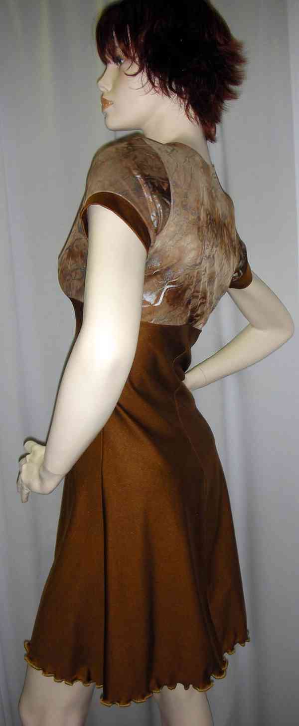 Výprodej veškerých šatů, látek, nití  i vybavení prodejny - foto 137