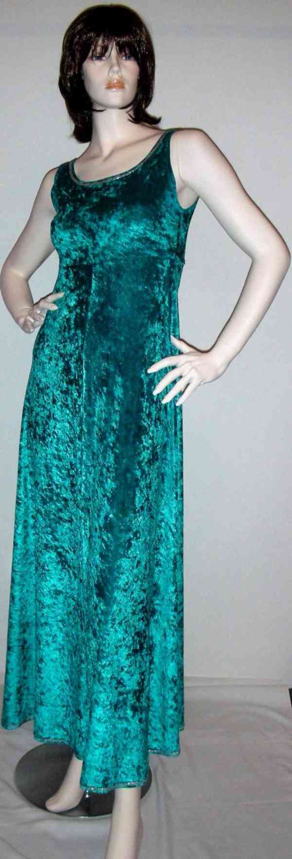 Výprodej veškerých šatů, látek, nití  i vybavení prodejny - foto 100