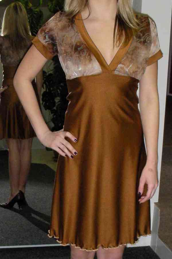 Výprodej veškerých šatů, látek, nití  i vybavení prodejny - foto 134