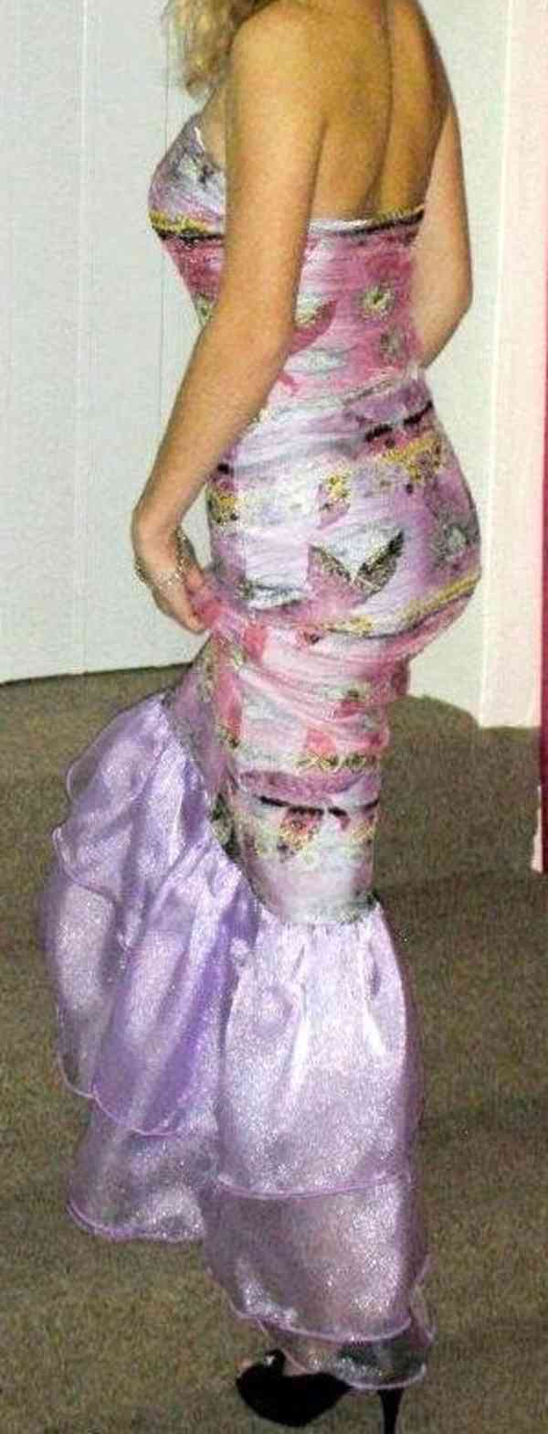 Výprodej veškerých šatů, látek, nití  i vybavení prodejny - foto 101