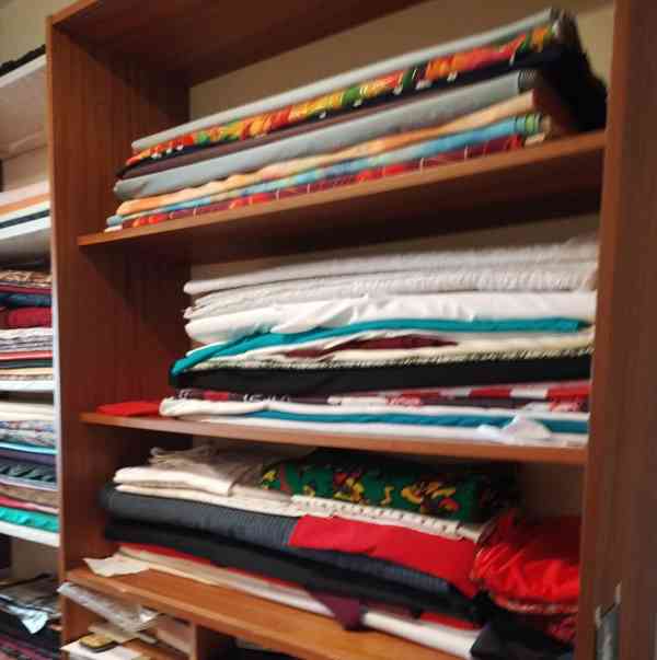 Výprodej veškerých šatů, látek, nití  i vybavení prodejny - foto 17