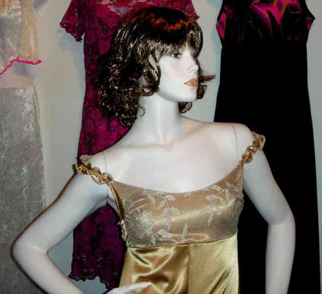 Výprodej veškerých šatů, látek, nití  i vybavení prodejny - foto 91