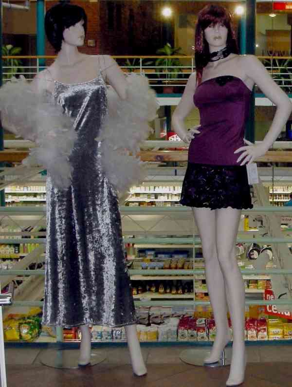 Výprodej veškerých šatů, látek, nití  i vybavení prodejny - foto 98