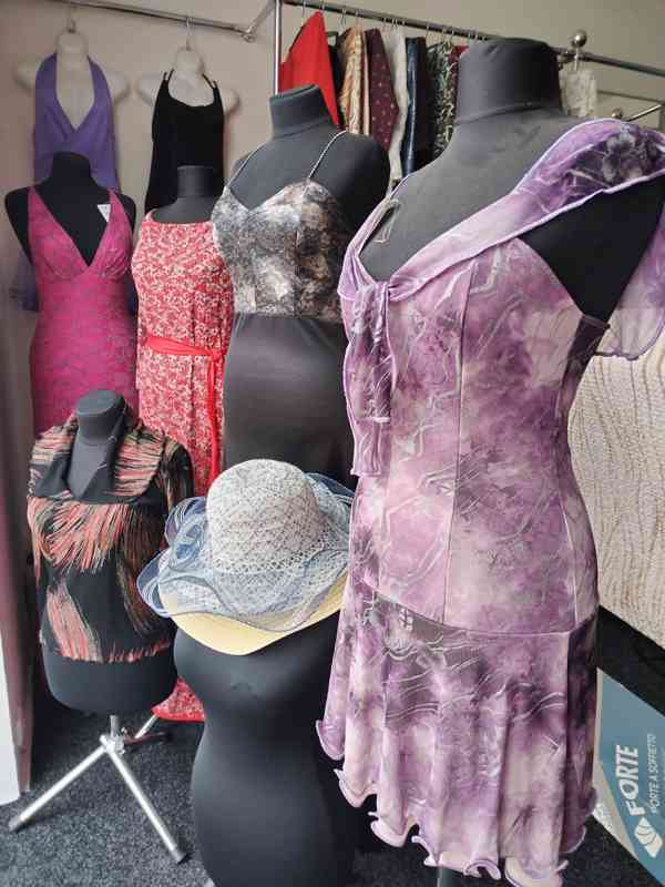 Výprodej veškerých šatů, látek, nití  i vybavení prodejny - foto 18