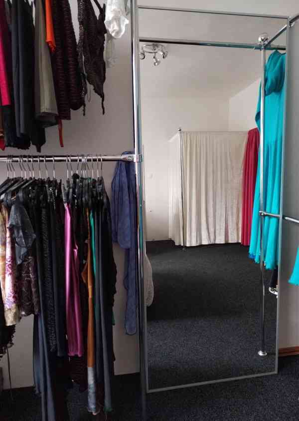 Výprodej veškerých šatů, látek, nití  i vybavení prodejny - foto 13