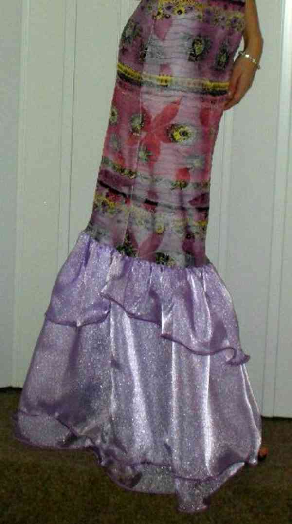 Výprodej veškerých šatů, látek, nití  i vybavení prodejny - foto 102