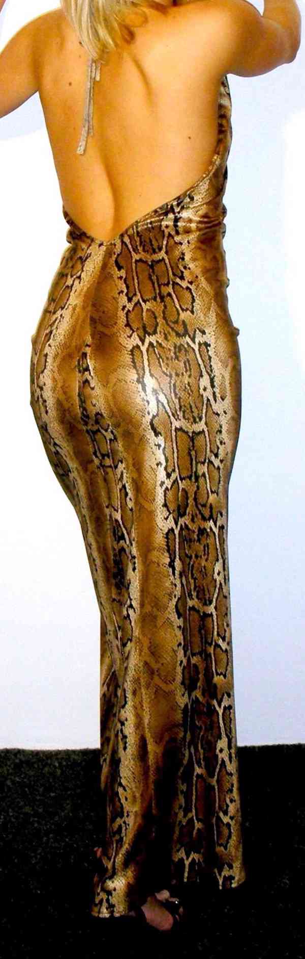 Výprodej veškerých šatů, látek, nití  i vybavení prodejny - foto 129