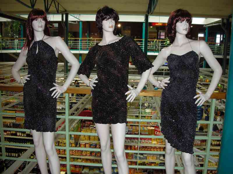 Výprodej veškerých šatů, látek, nití  i vybavení prodejny - foto 109