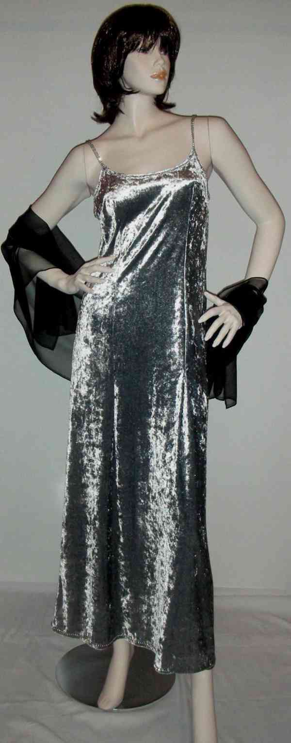 Výprodej veškerých šatů, látek, nití  i vybavení prodejny - foto 95