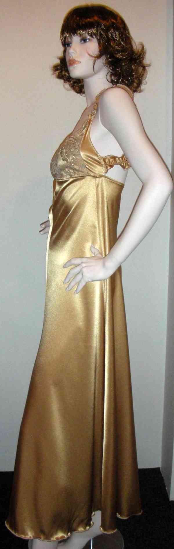 Výprodej veškerých šatů, látek, nití  i vybavení prodejny - foto 88