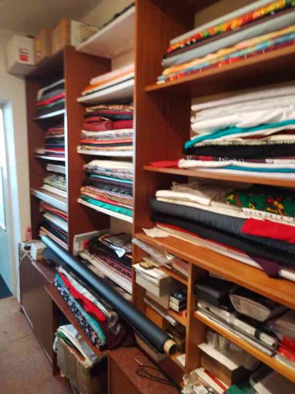 Výprodej veškerých šatů, látek, nití  i vybavení prodejny - foto 14