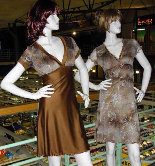 Výprodej veškerých šatů, látek, nití  i vybavení prodejny - foto 141