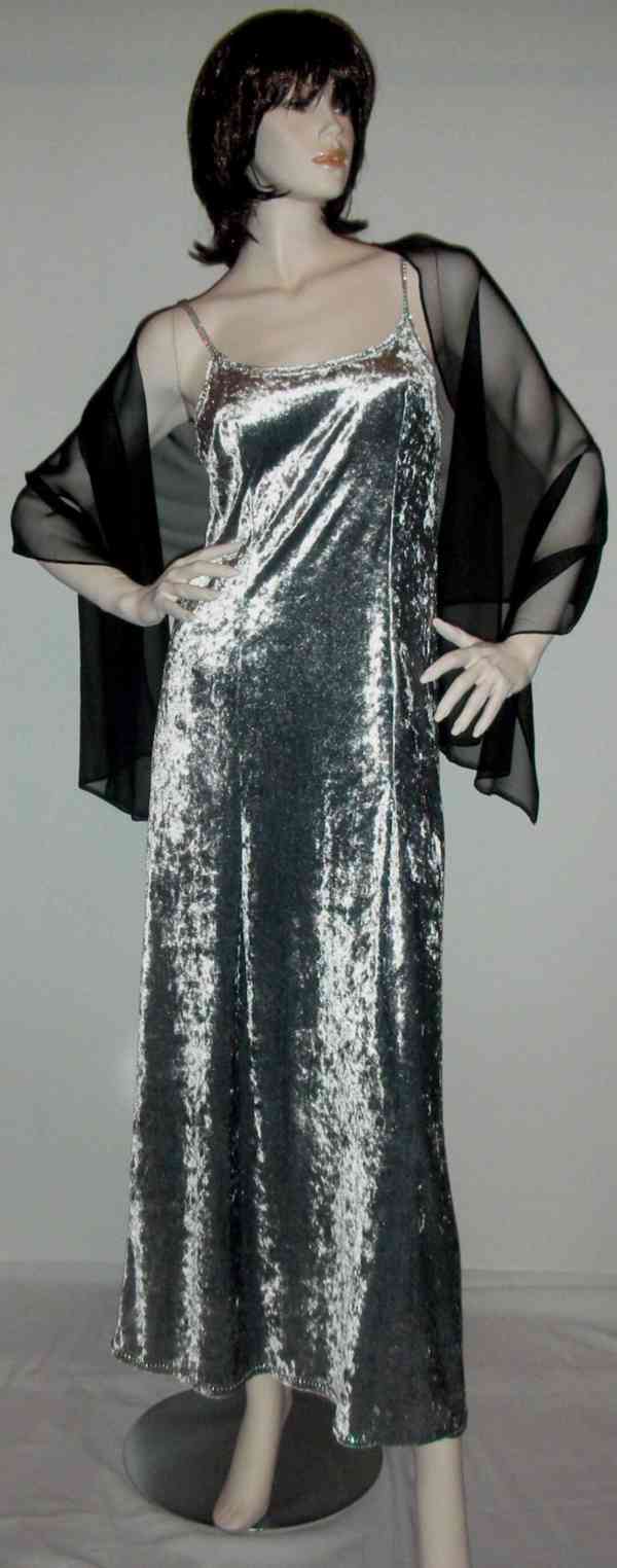 Výprodej veškerých šatů, látek, nití  i vybavení prodejny - foto 96