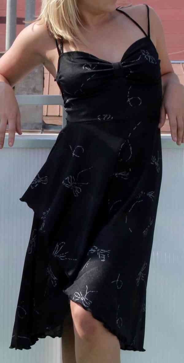 Výprodej veškerých šatů, látek, nití  i vybavení prodejny - foto 61