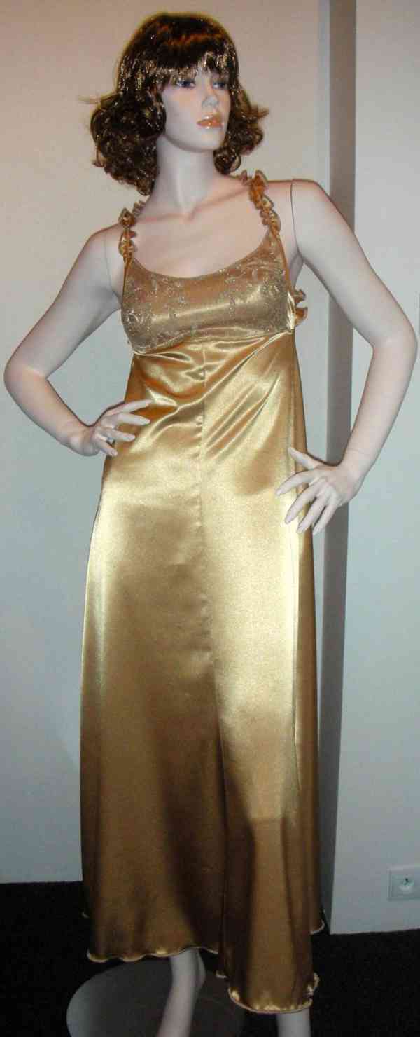 Výprodej veškerých šatů, látek, nití  i vybavení prodejny - foto 89