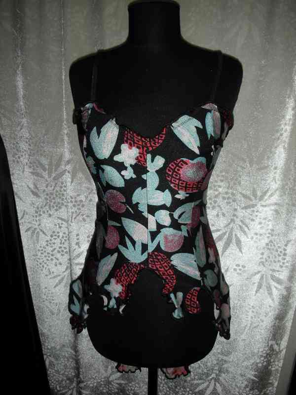 Výprodej veškerých šatů, látek, nití  i vybavení prodejny - foto 28