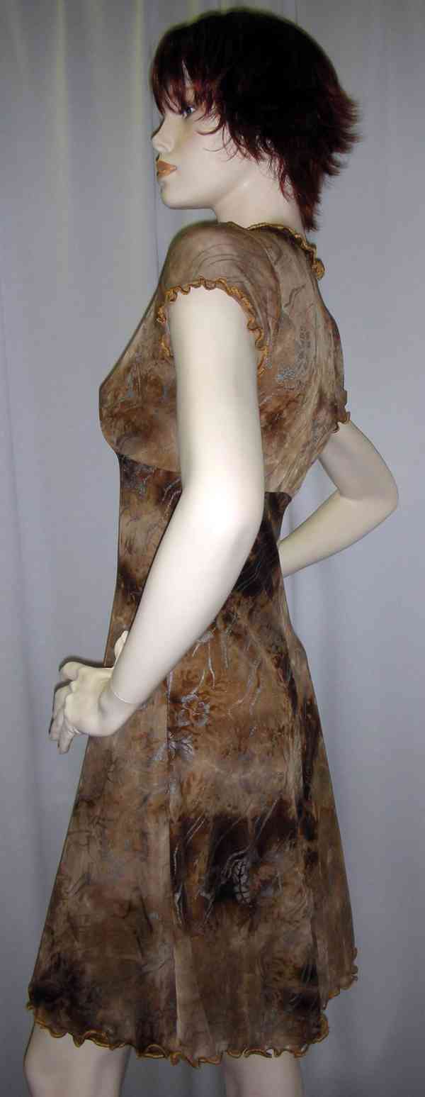 Výprodej veškerých šatů, látek, nití  i vybavení prodejny - foto 139