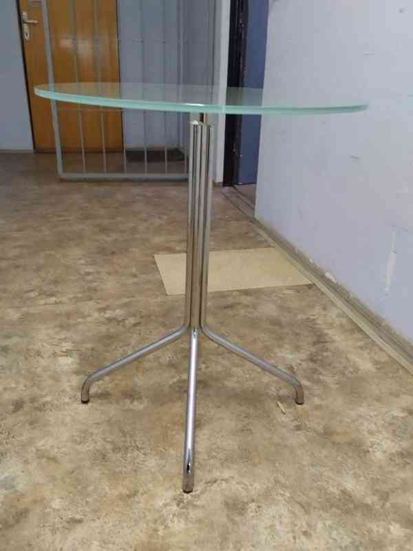 Skleněný kulatý stolek s kovovou podnoží - foto 2