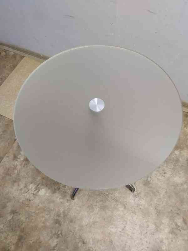 Skleněný kulatý stolek s kovovou podnoží - foto 3