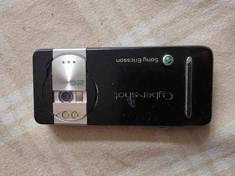 Mobilní tlačítkový telefon Sony Ericsson K550i - foto 2