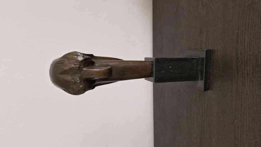 Modigliani  -  Ženská hlava  -  bronz  - foto 5