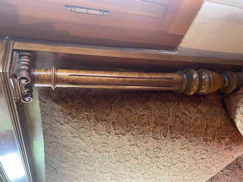 Krásná starožitná pohovka - foto 3