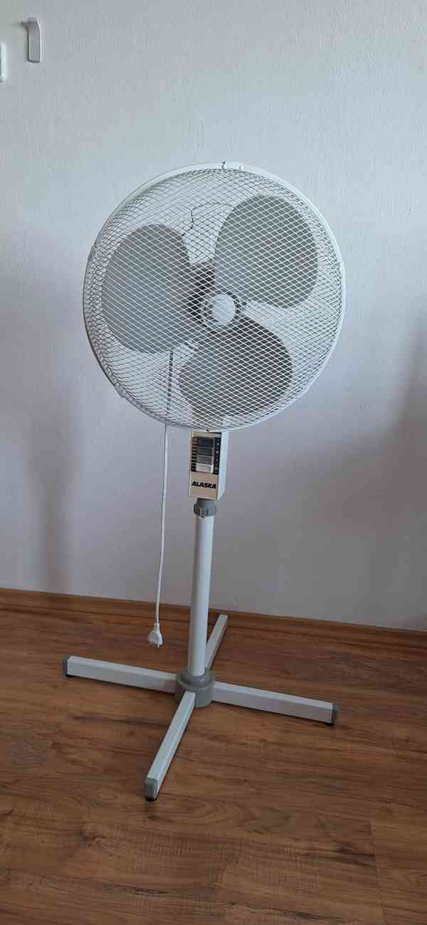 Ventilátor se stojanem, otočný