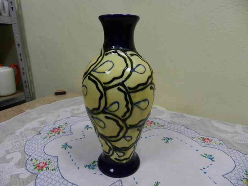 Krásná stará  krémová Váza Majolika Eichwald Dubí
