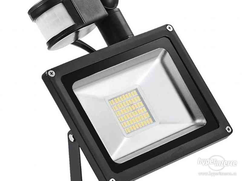 LED světlo(reflektor,halogen) s pohyb.čidlem.