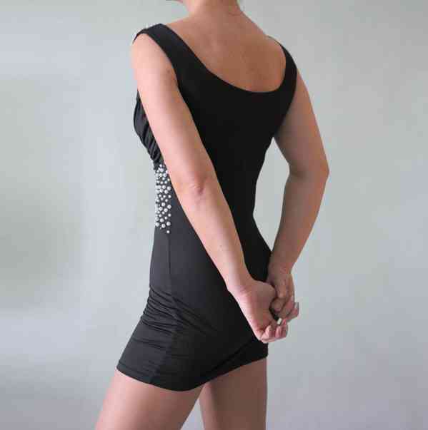 Nové černé minišaty s korálky a štrasem - foto 3