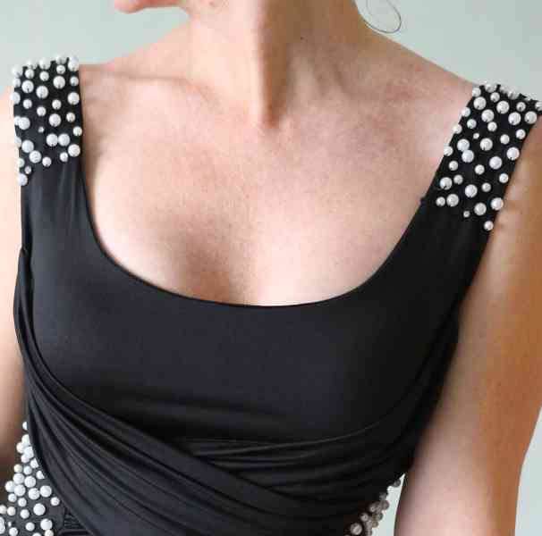 Nové černé minišaty s korálky a štrasem - foto 5