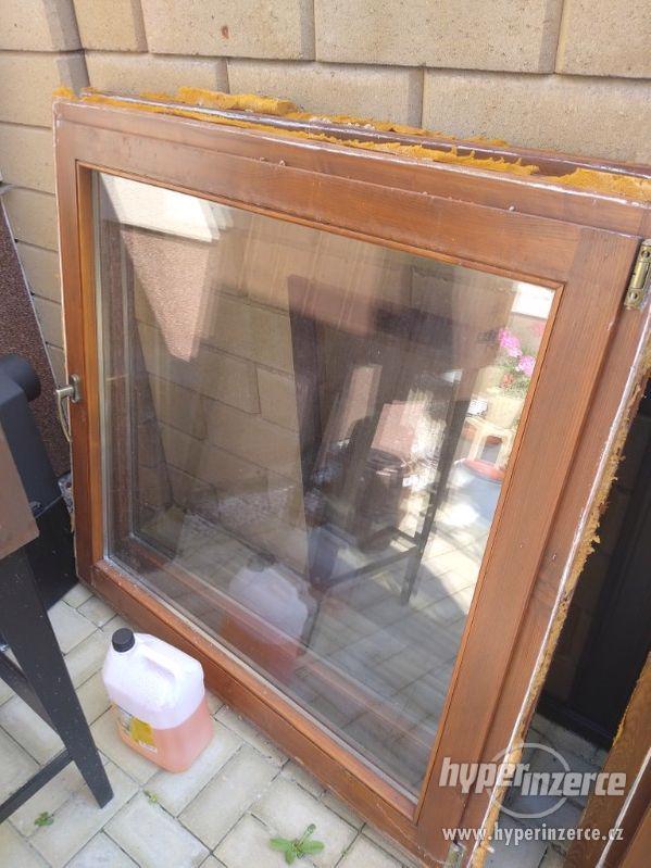 Dřevěná okna dvoukomorová rozměr rámu 117x110, 3ks - foto 1