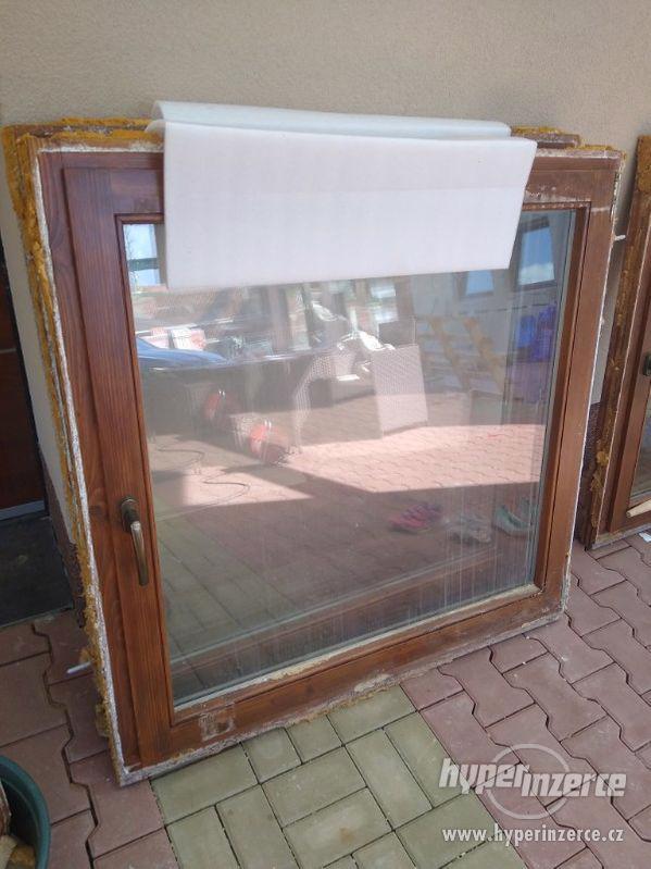 Dřevěná okna dvoukomorová rozměr rámu 117x110, 3ks - foto 2