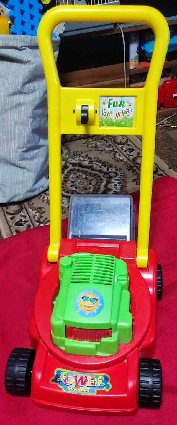 Dětská sekačka na trávu s košem 