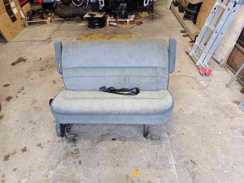 Dvousedačka do auta - foto 1