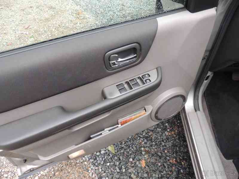 Nissan X-Trail 2,5   T30 121kw rok 2004 - foto 9