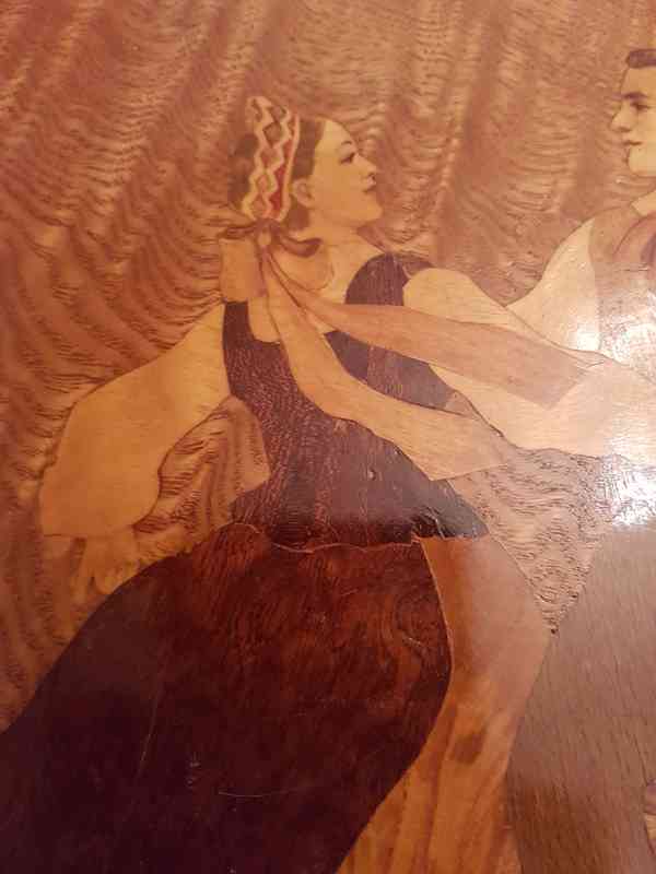 Dřevěný intarzovaný obraz tanečníků z Litvy - foto 6