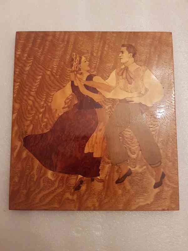 Dřevěný intarzovaný obraz tanečníků z Litvy - foto 3