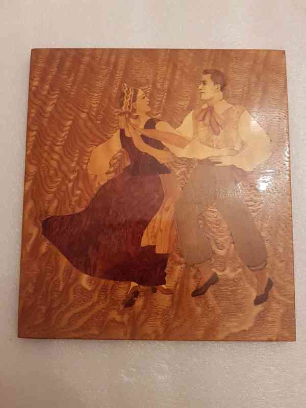 Dřevěný intarzovaný obraz tanečníků z Litvy - foto 4