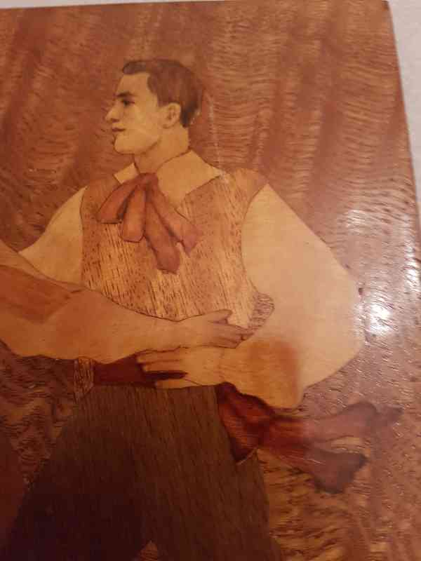 Dřevěný intarzovaný obraz tanečníků z Litvy - foto 5