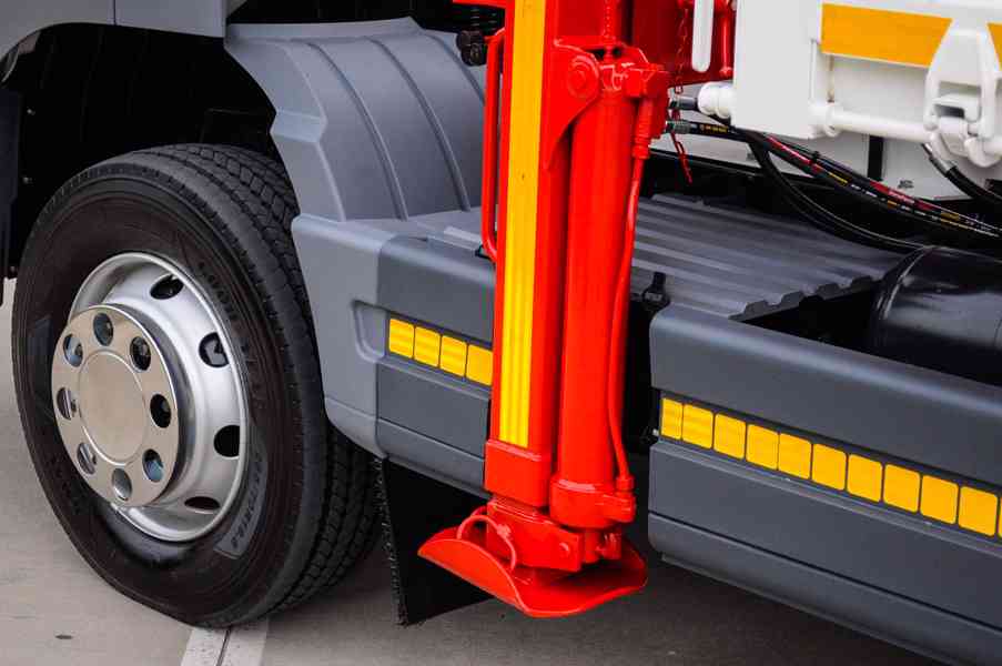 MERCEDES ATEGO 1218 TŘÍSTRANNÝ SKLÁPĚČ + HYDRAULICKÁ RUKA - foto 24