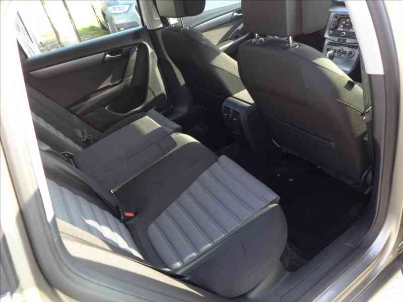 Volkswagen Passat 2,0 TDI DIGI AC NAVI VÝHŘEV - foto 9