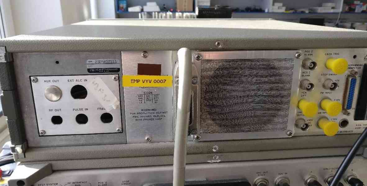 HP8350B oscilátor + HP86290B plug-in 2.0-18.6GHz - foto 6